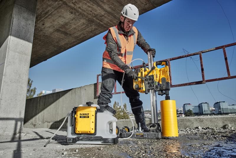 DEWALT DCE6820N, DCE6820N-XJ outil de forage utilisé sur chantier extérieur. Catégorie photographie.