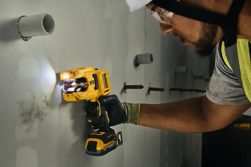DEWALT DCE154N, DCE154N-XJ outil utilisé sur mur; catégorie photographie.